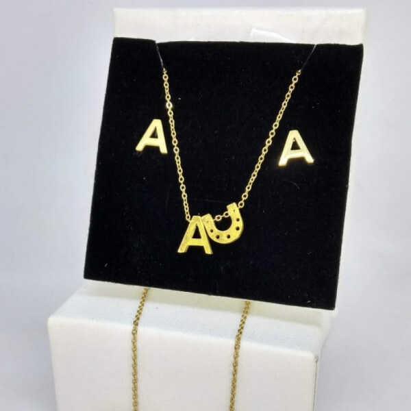 Collar con iniciales A