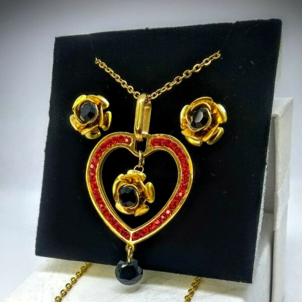 Collar con aretes diseño rosa con corazón