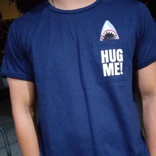 Camiseta Azul marino con Bolsillo Tiburon - Hug Me