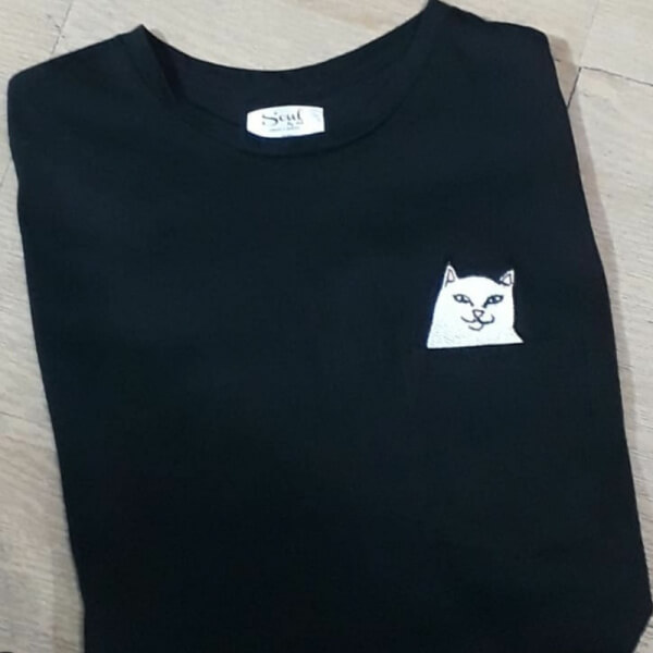 Camiseta Negra con Bolsillo negro Gato Mala Seña