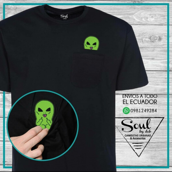 Camiseta Negra con Bolsillo negro Alien Verde