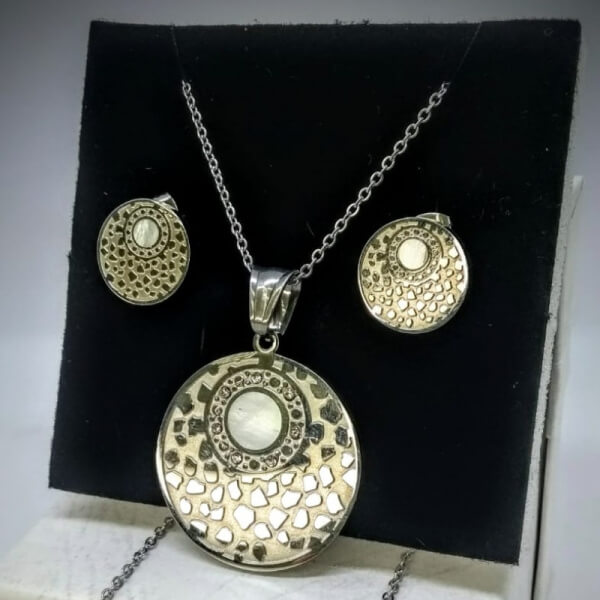 Collar con aretes