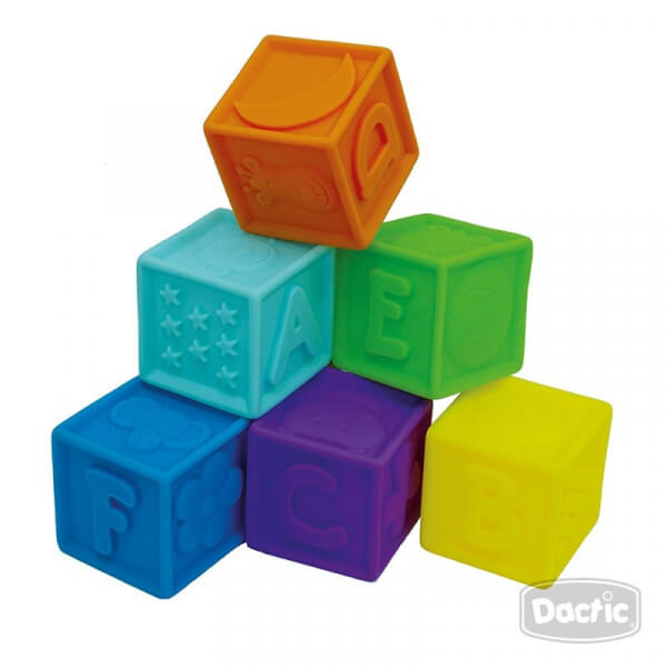 Cubos plásticos de colores