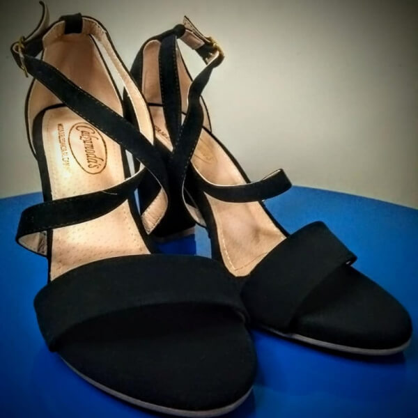 Zapatos negros taco ancho con tiras