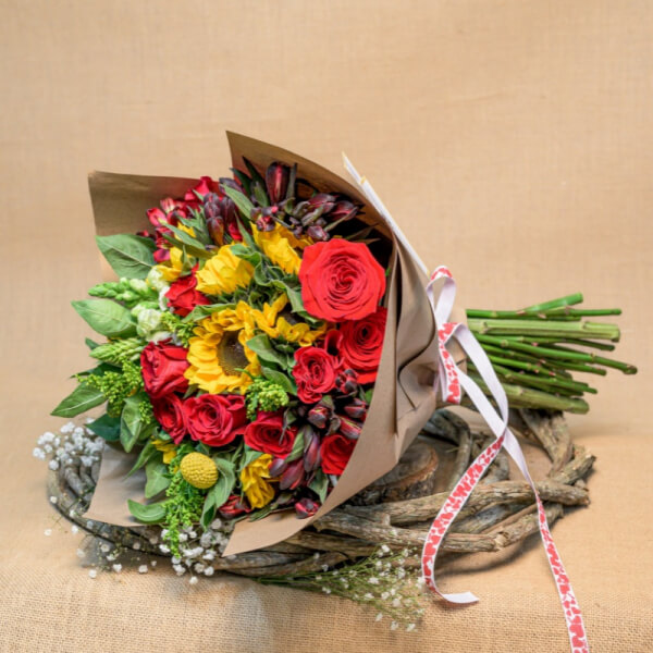 Bouquet de girasoles y rosas
