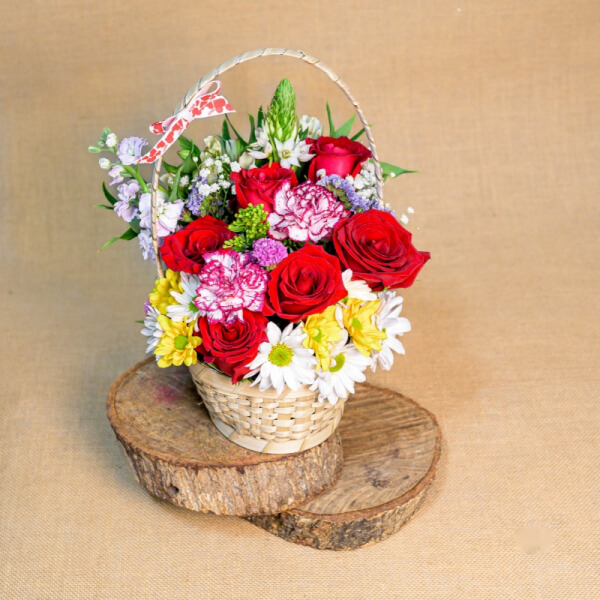 Basket de rosas rosadas, margaritas, gerberas y flores complementarias