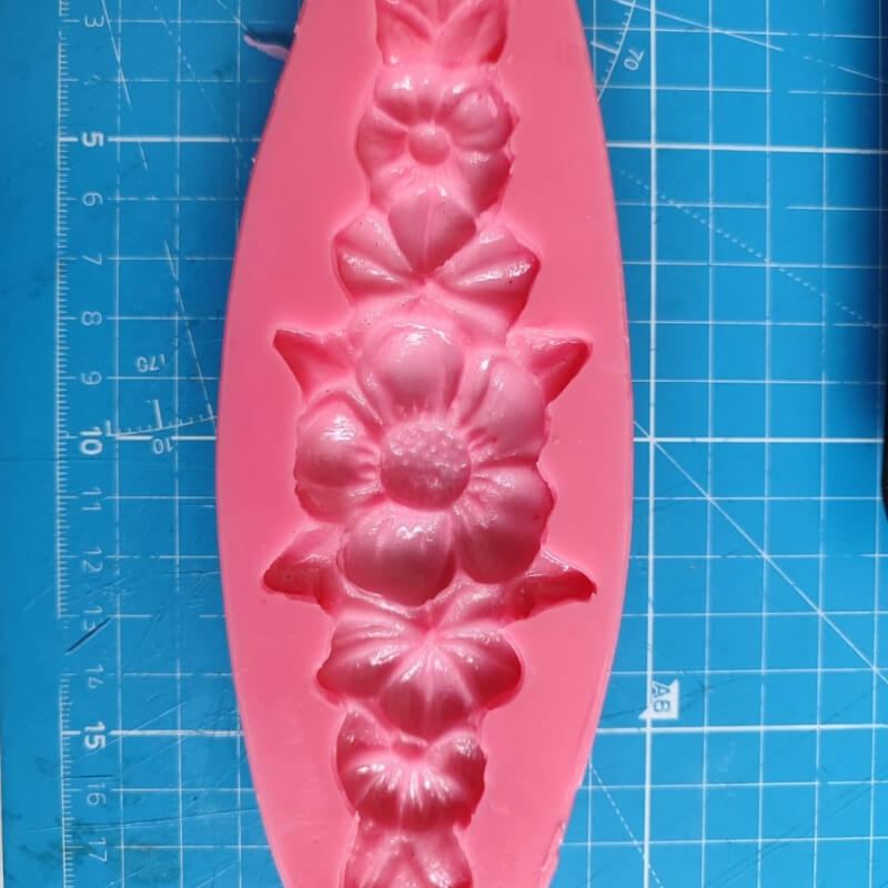 Molde MOLDURAS FLORES elaborado en silicona para uso porcelana fría.