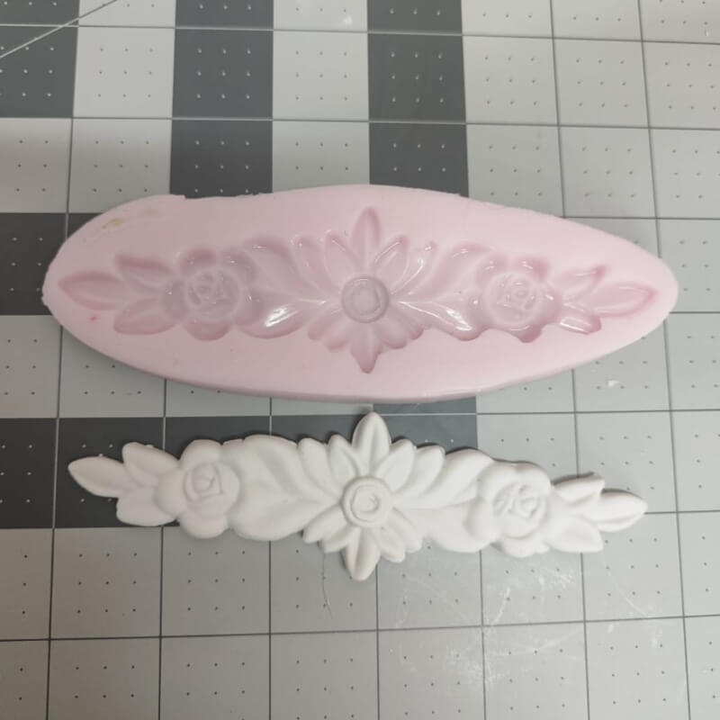 Molde MOLDURA ALARGADA CON FLORES elaborado en silicona para uso en porcelana fría.