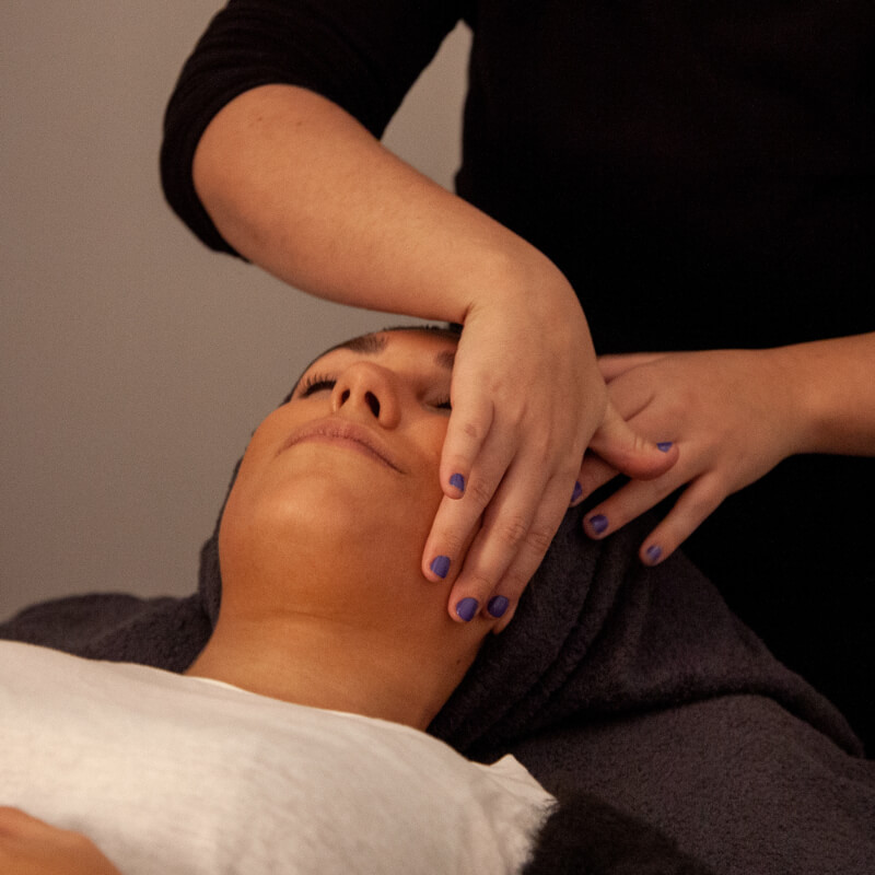 Masaje Terapéutico para Parálisis Facial: Alivio Emocional y Físico en 40 Minutos