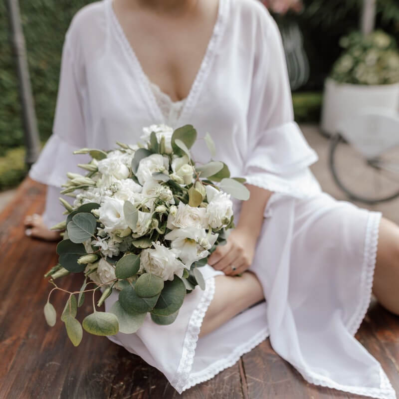 Bata diseño para bodas hasta la rodilla con encaje para novia