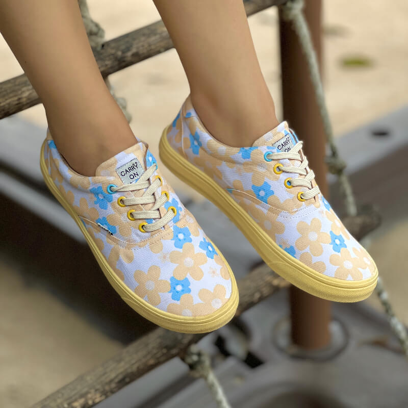 Sneaker diseño floral con colores amarillo pastel y celeste cielo con suela de color