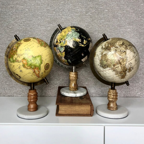 Globo terráqueo con base de mármol