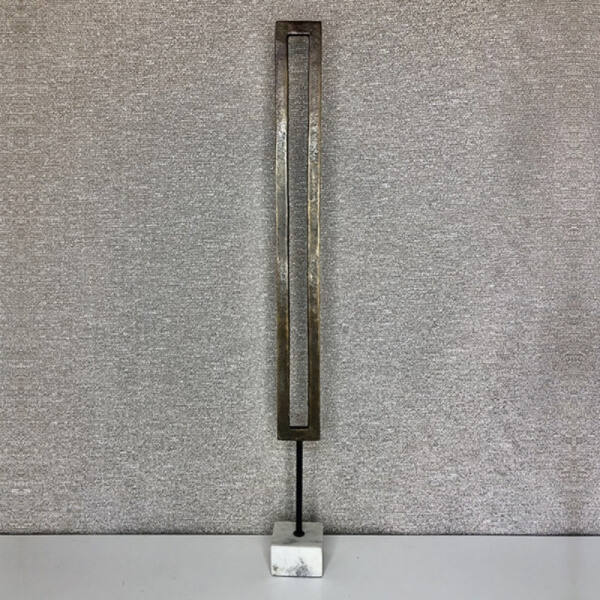 Escultura de metal y mármol grande