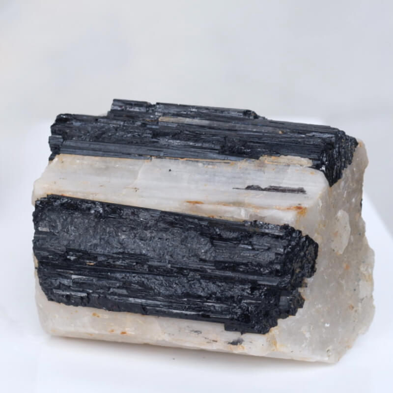 Turmalina Negra Con Cuarzo Blanco, Mineral de la Protección y Amplificación de la Energía.