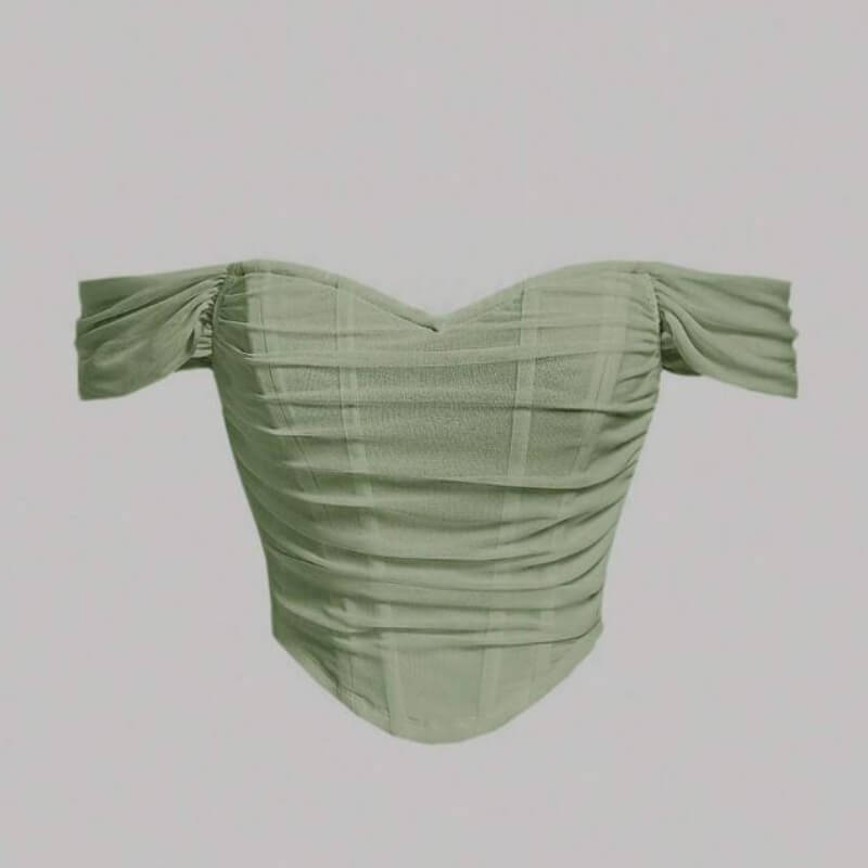 Top verde de verano con cuello descubierto, pliegues y malla.