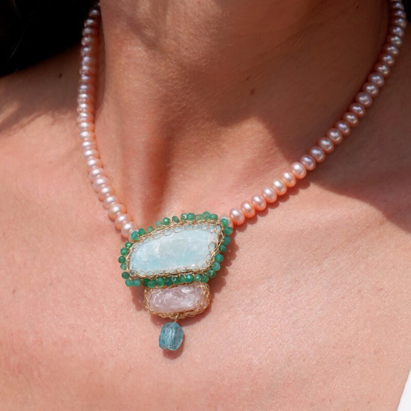 Mar de Amazonita, Collar de perlas rosadas, amazonita con halo de ónix verde, cuarzo rosa y apatita.