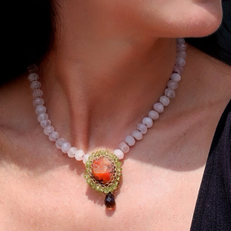 Rayo de Fuego, Collar de cuarzo rosa, cornalina con halo de peridotos y cuarzo humo.