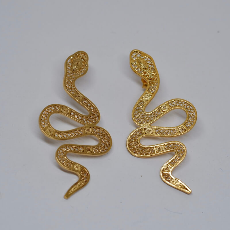 Aretes de Serpiente con Técnica de Filigrana o 4 hojas, material plata 925, tratamiento baño de oro 18k.