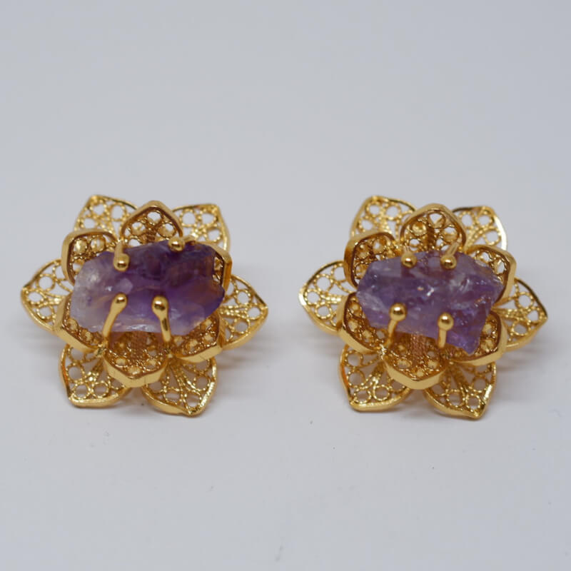 Aretes de Flor con amatista en bruto con Técnica de Filigrana o 4 hojas, material plata 925, tratamiento baño de oro 18k