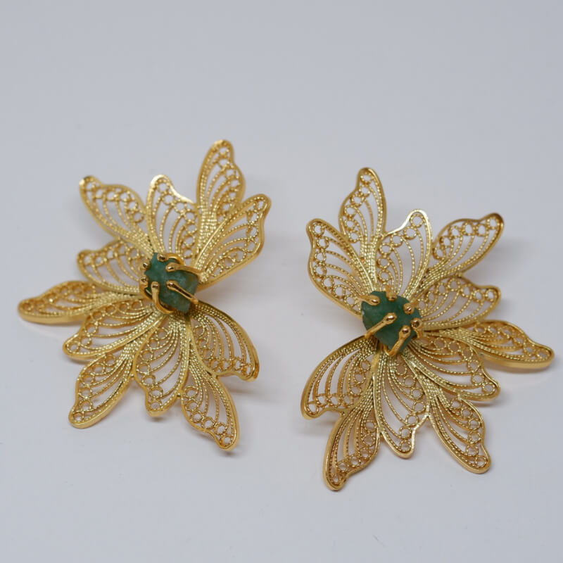 Aretes de hojas con esmeralda colombiana en bruto con Técnica de Filigrana o 4 hojas, material plata 925, tratamiento baño de oro 18k.