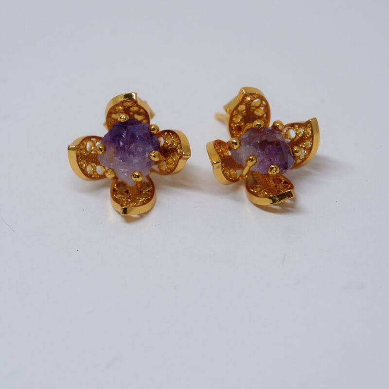 Aretes de Flor con amatista en bruto con Técnica de Filigrana o 4 hojas, material plata 925, tratamiento baño de oro 18k