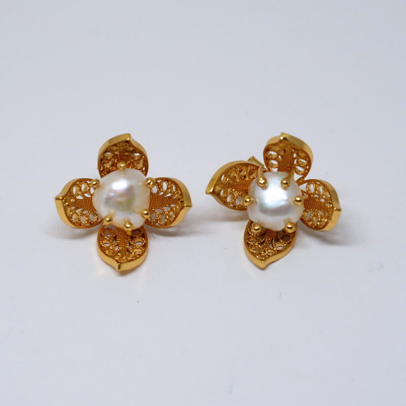 Aretes de Flor con perla con Técnica de Filigrana o 4 hojas, material plata 925, tratamiento baño de oro 18k