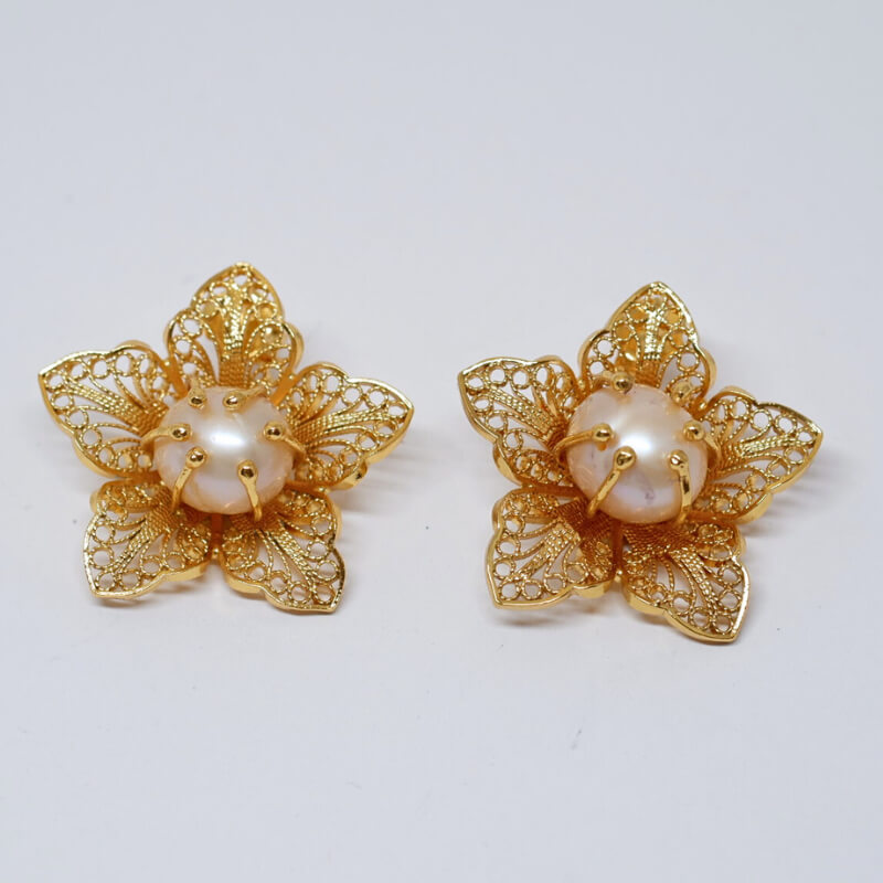 Aretes de Flor con perla con Técnica de Filigrana o 4 hojas, material plata 925, tratamiento baño de oro 18k