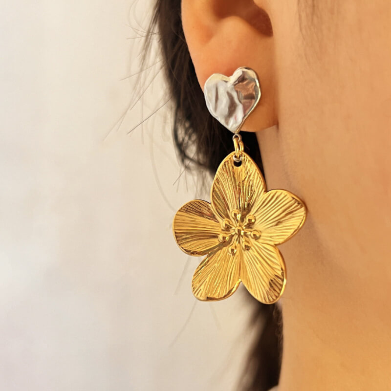 Aretes de Flor en Acero Inoxidable - Delicadeza y Elegancia Natural en Dorado y Plateado