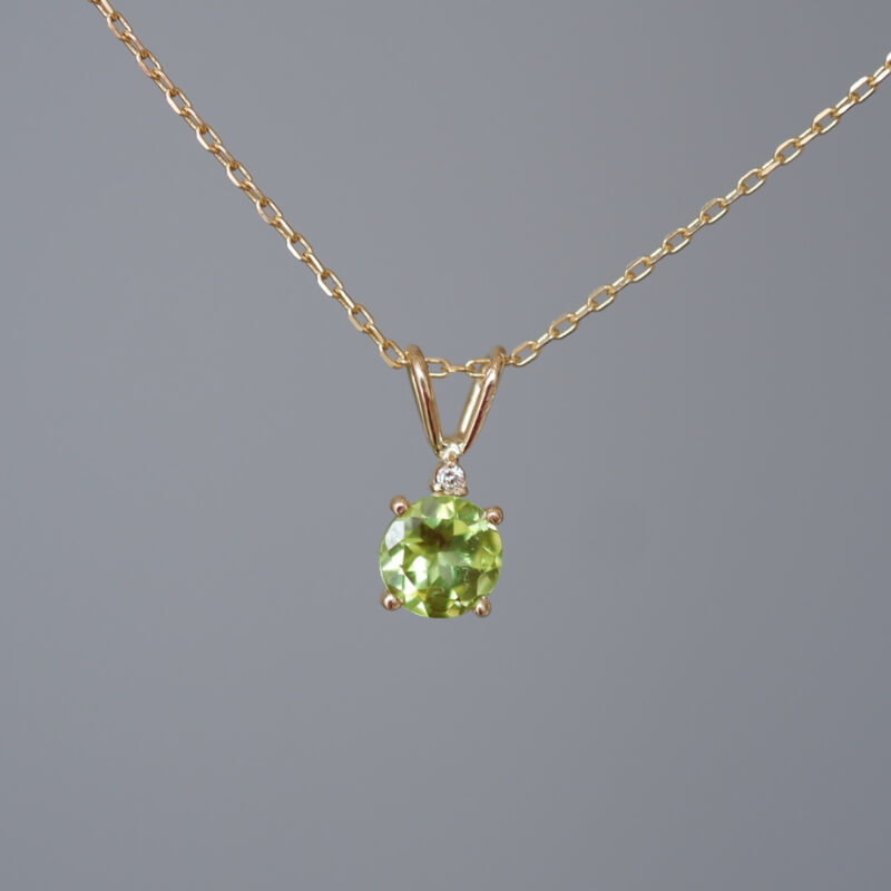 ENERGY CHARMS, Dije de peridoto y diamante, material oro 18k amarillo.