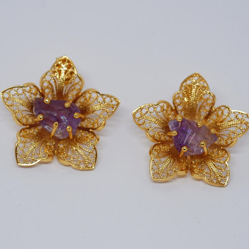 Aretes de Flor con amatista en bruto con Técnica de Filigrana o 4 hojas, material plata 925, tratamiento baño de oro 18k