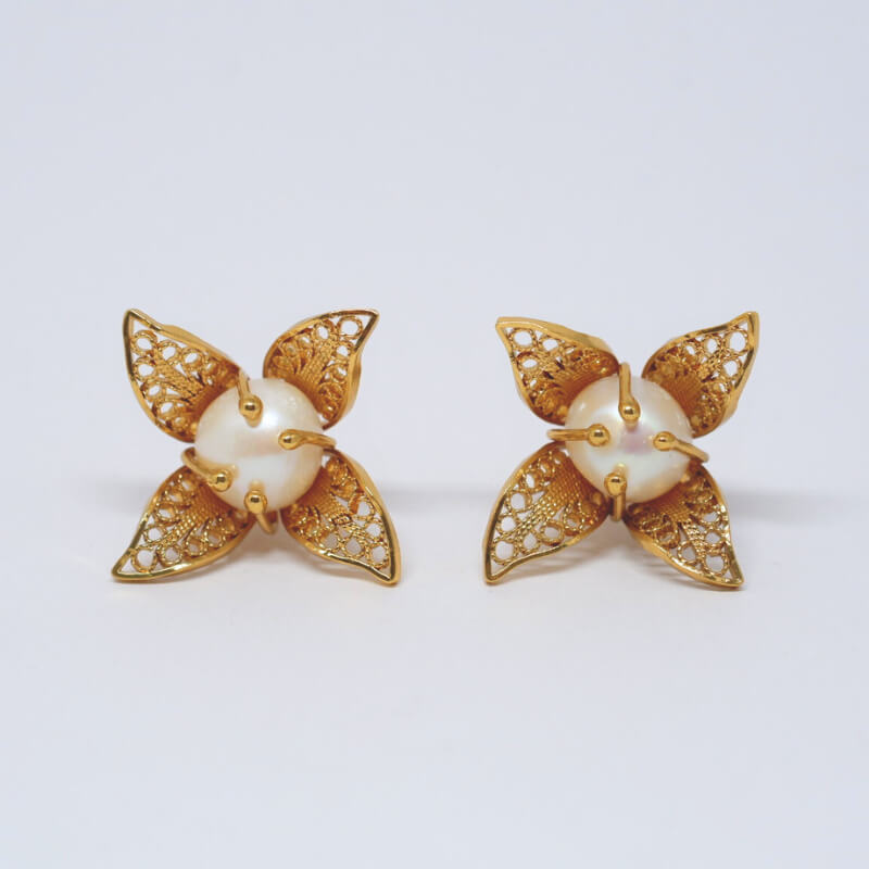 Aretes de Flor con perla con Técnica de Filigrana o 4 hojas, material plata 925, tratamiento baño de oro 18k