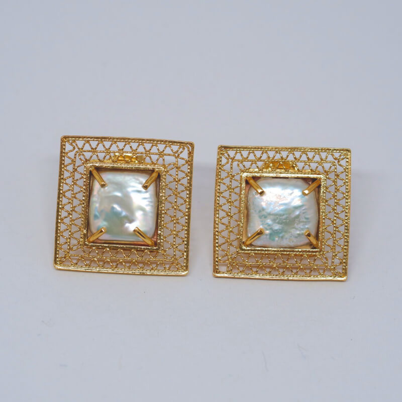 Aretes cuadrados con perla con Técnica de Filigrana o 4 hojas, material plata 925, tratamiento baño de oro 18k