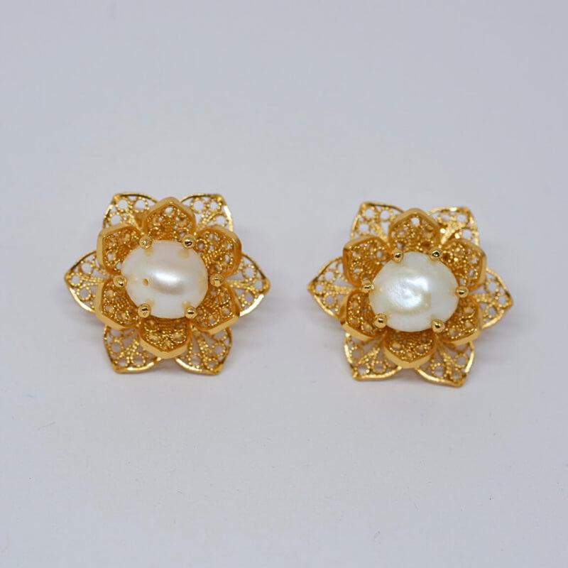 Aretes de Flor con perla con Técnica de Filigrana o 4 hojas, material plata 925, tratamiento baño de oro 18k