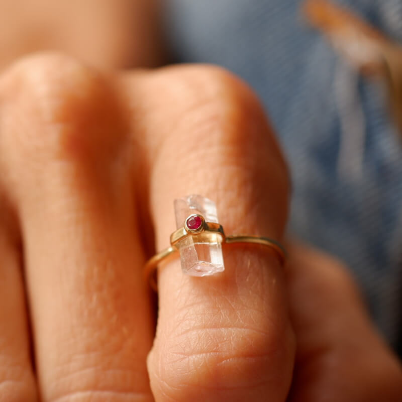 Anillo de kunzita en bruto y zafiro rosa, material oro 18k amarillo.