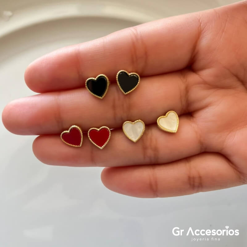 Set de Tres Pares de Aretes en Forma de Corazón - Elegancia y Versatilidad en Negro, Rojo y Blanco Perlado