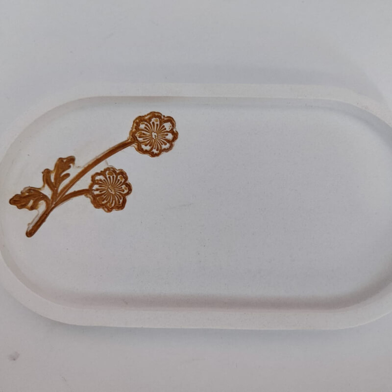 Bandeja ovalada con diseño de flor dos pétalos, fabricado artesanalmente con cemento.