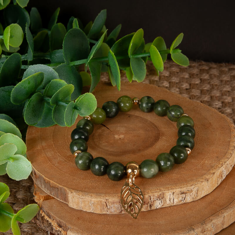 Pulsera verde con hoja dorada