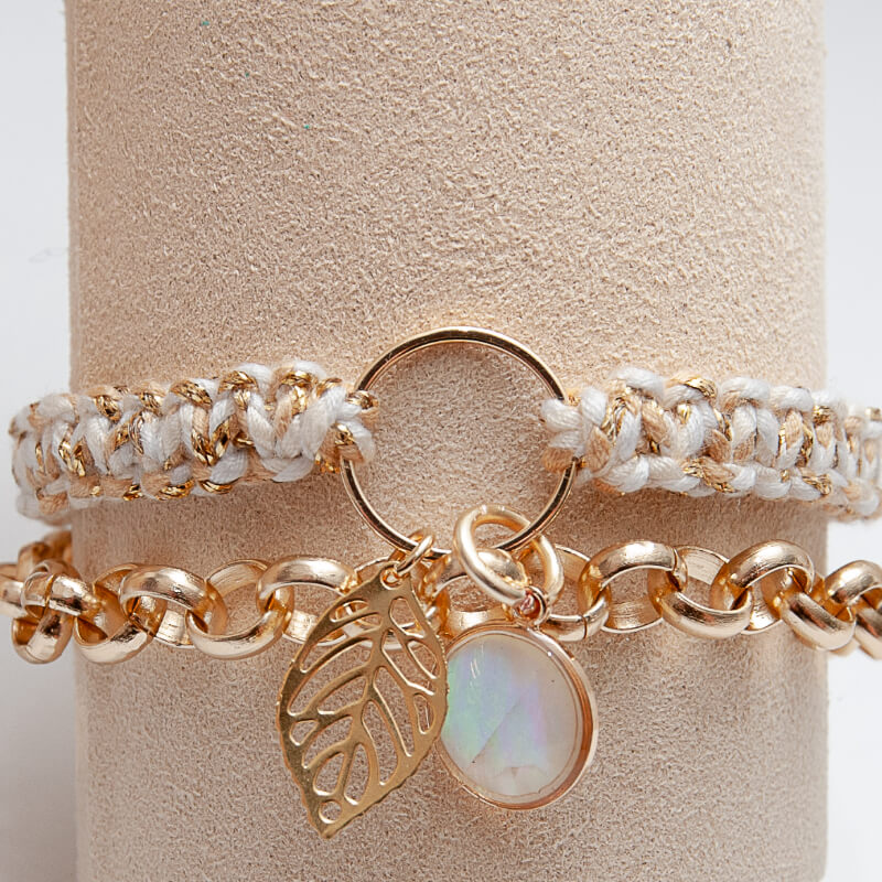 Pulsera doble Blanca con dorado con dijes de goldfilled