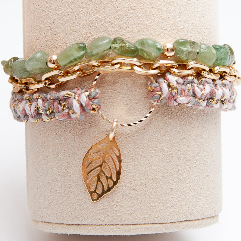 Pulsera Triple Tejida rosa con verde, cristal rosa, piedra verde, Cadena goldfilled Dije hoja goldfilled