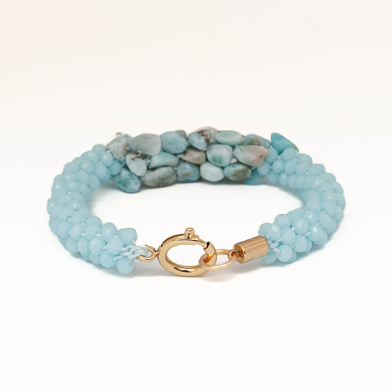 Pulsera tejida con cristales celeste