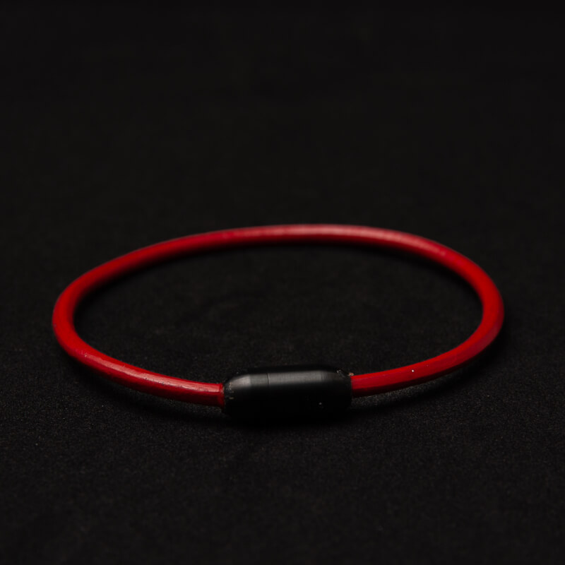 Pulsera de Rojo delgada de cuero con broche de acero negro