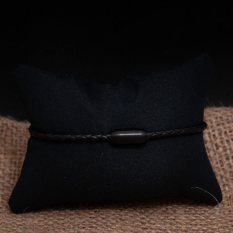 Pulsera trenzada negra delgada con broche negro de acero