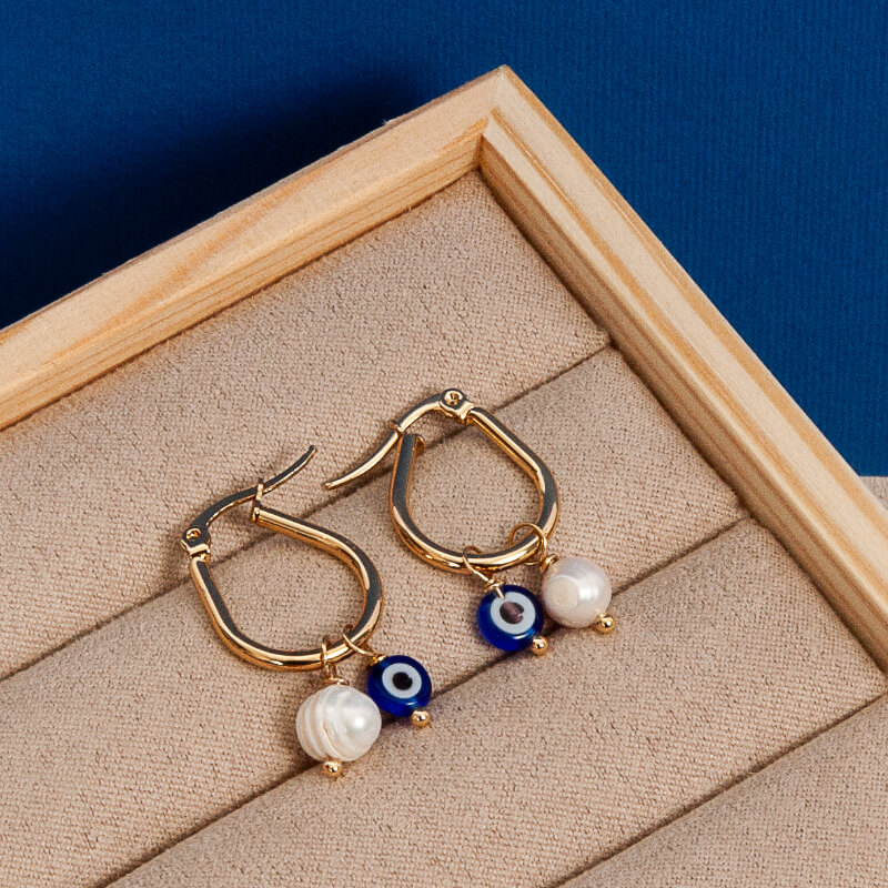 Set de dos piezas (cadena con aretes) perla cultivada y ojo turco azul