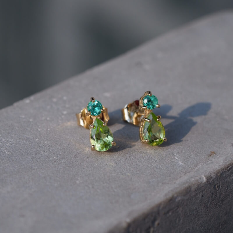 Aretes de peridoto y esmeralda colombiana, en oro 18k amarillo.