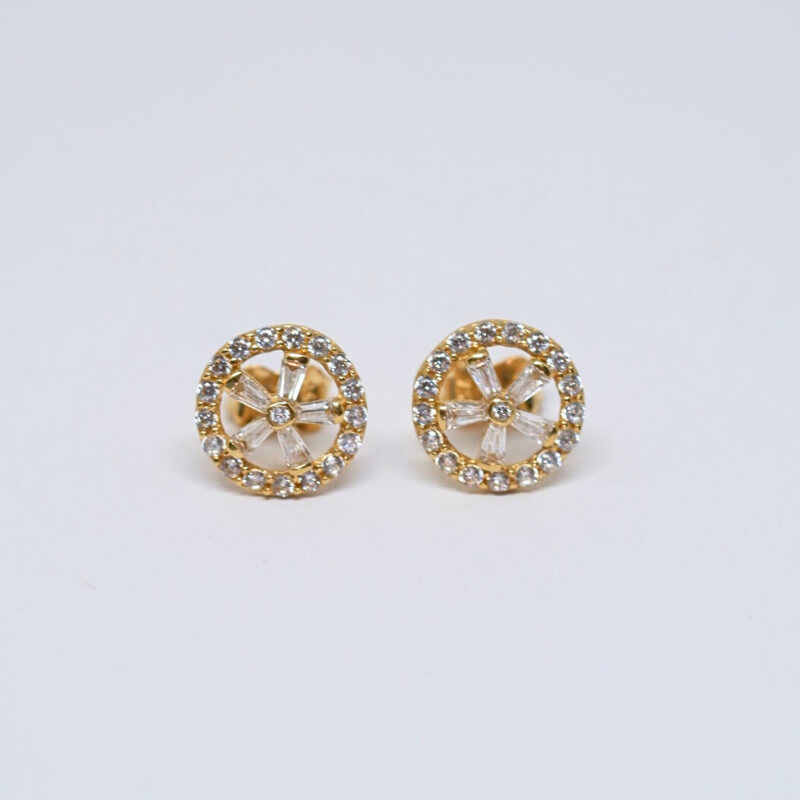 Aretes circulares con circones, material oro 18k amarillo