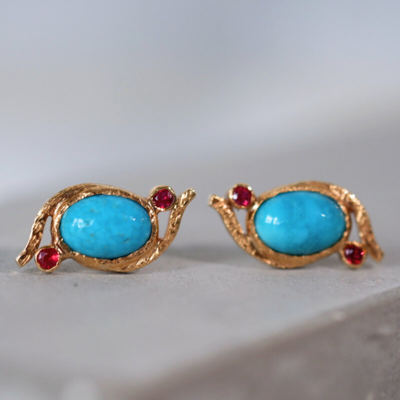 Aretes de turquesa y rubíes, en oro 18k amarillo.