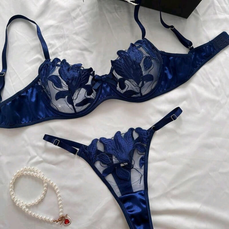 Diseño de lencería con detalles bordados azul incluye dos piezas brassier y tanga by Amor to go L015