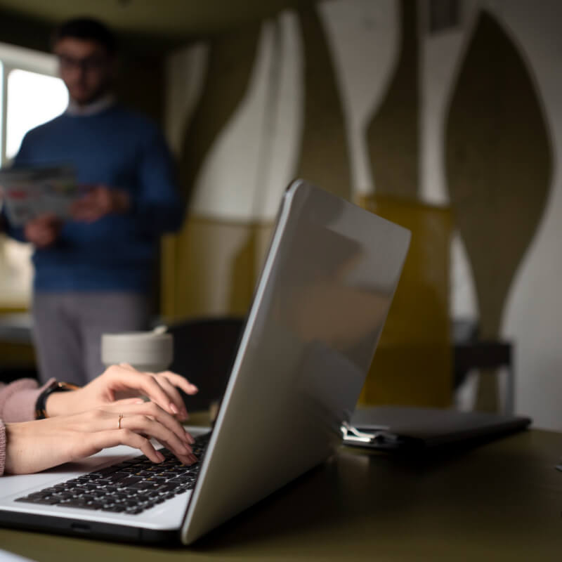 Producción y desarrollo de transmisiones en streaming: webinars, eventos, charlas y convenciones virtuales.