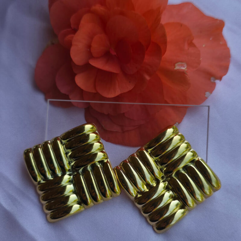 ARETES CUADRO DORADOS