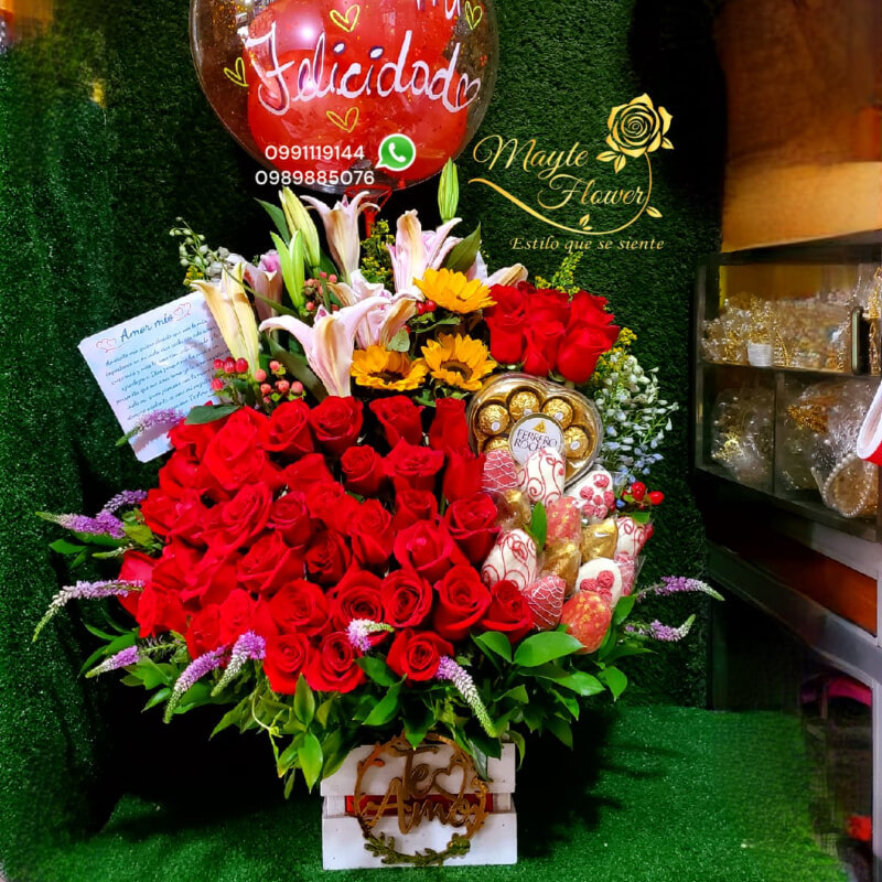 Caja de Madera, con Rosas, Fresas, Chocolate de Corazon